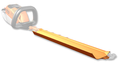 Deflettore di raccolta Stihl montato su tagliasiepi, visione laterale su sfondo bianco