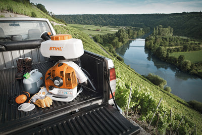 Vista laterale del serbatoio capiente dell'atomizzatore STIHL SR 430