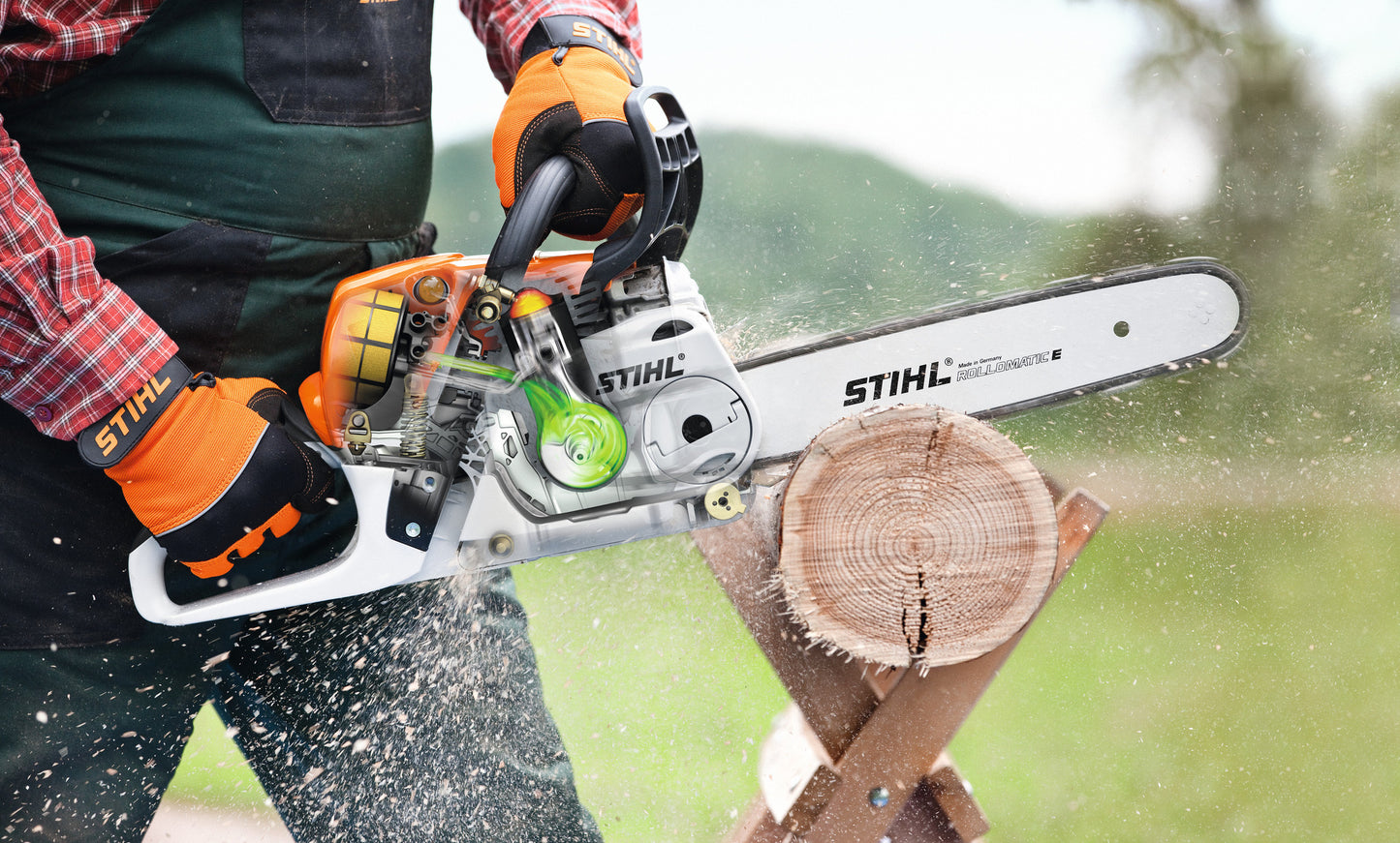 Motosega STIHL MS 231 in ambiente di lavoro boschivo