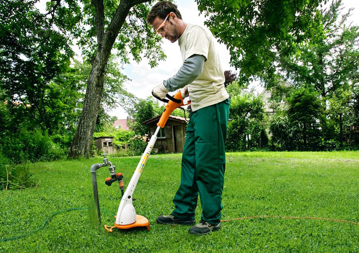 Rifinitore Elettrico Stihl FSE 31 in uso su un prato verde