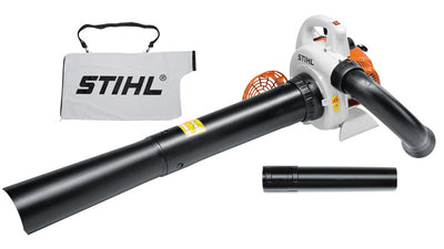 Aspiratore trituratore SH 56 di Stihl in uso su prato