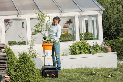 Biotrituratore Stihl GHE 105 in azione, mostra la capacità di triturazione dei rami
