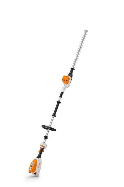 Dettaglio del manubrio ergonomico del tosasiepi a batteria STIHL HLA 66.
