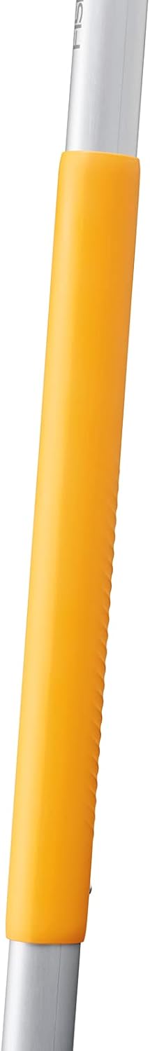 Dettaglio impugnatura e manico dello spingineve Fiskars X-series con grip arancione