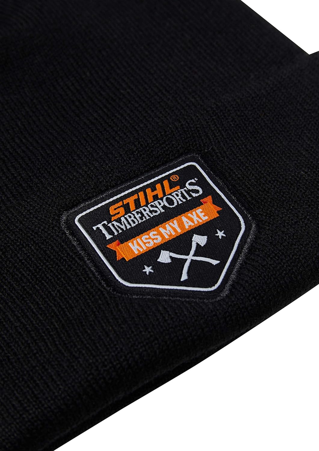 Dettaglio patch STIHL TIMBERSPORTS Kiss My Axe su cappello invernale nero