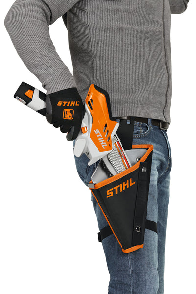 Fondina STIHL per GTA 26 indossata alla cintura con cinghia regolabile sulla coscia