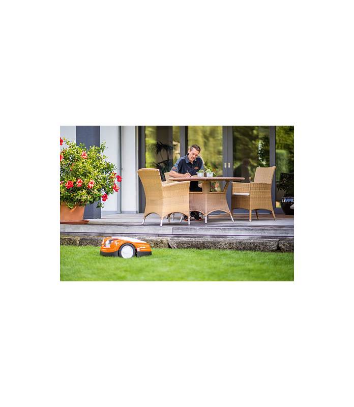 Robot tosaerba automatico Stihl in funzione su prato in giardino
