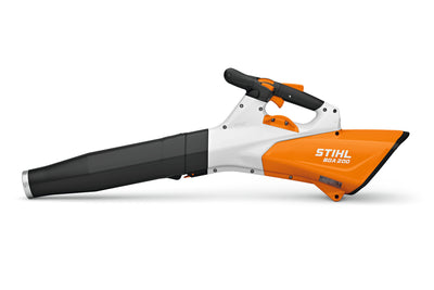 Soffiatore a batteria STIHL BGA 200 vista laterale con impugnatura e tubo soffiante