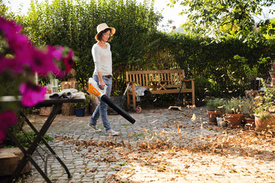 Utilizzo del soffiatore a batteria Stihl BGA 45 per pulizia di foglie in cortile