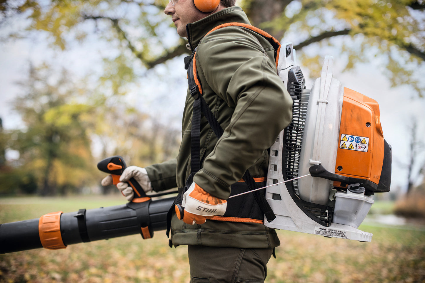 Operatore con soffiatore a spalla Stihl BR 800 CE durante la pulizia di foglie e detriti