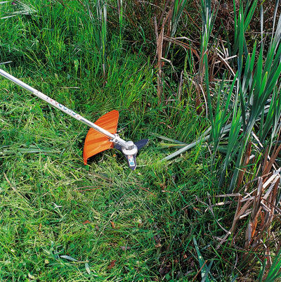 Coltello da boscaglia STIHL montato su decespugliatore per taglio erba resistente e sterpaglie