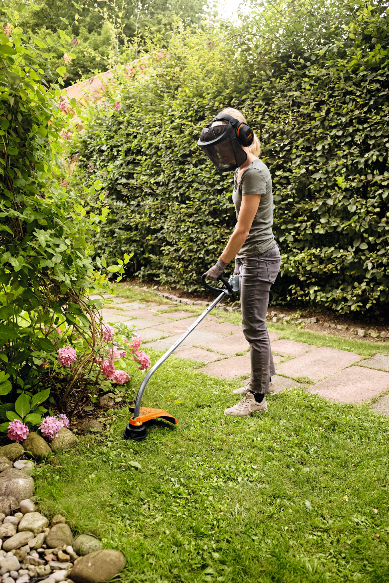 Decespugliatore STIHL FS 38 in uso per rifinitura bordi del prato