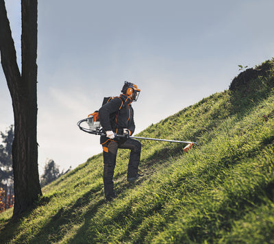 Operatore con decespugliatore a zaino Stihl FR 410 C-E su pendio per sfalcio erba