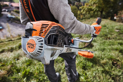 Dettaglio motore e carter del decespugliatore Stihl FS 311 4-MIX