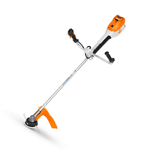 Decespugliatore a batteria STIHL FSA 400 con impugnatura a due mani e parasassi arancione