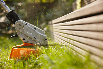 Testina e zona di taglio del decespugliatore STIHL FSA 45 durante rifinitura bordi