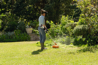 Uso del decespugliatore a batteria STIHL FSA 60 R per taglio erba e bordure in giardino