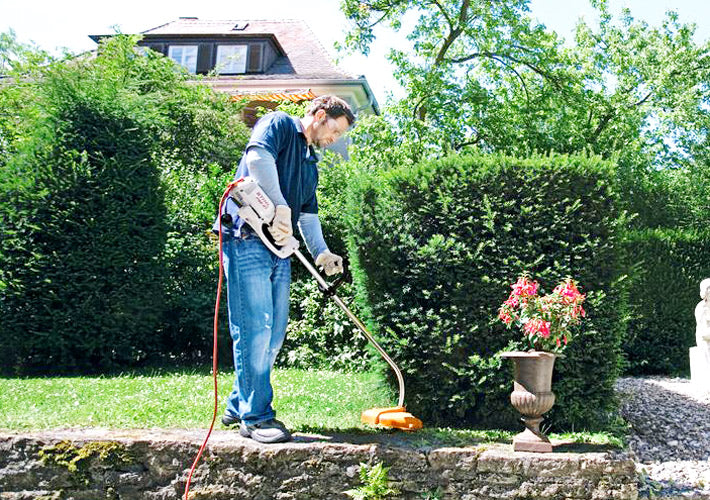 Utilizzo del rifinitore elettrico STIHL FSE 71 per rifinitura del prato vicino a siepi e bordi