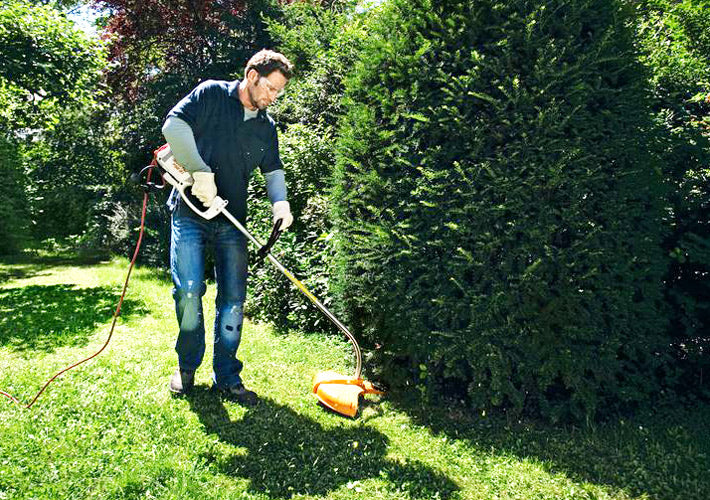 STIHL FSE 81 in uso per rifinitura del prato lungo siepi e bordure