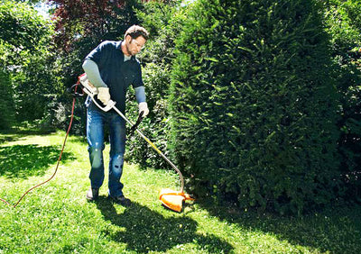 STIHL FSE 81 in uso per rifinitura del prato lungo siepi e bordure