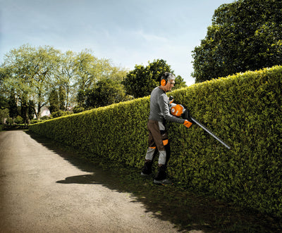 Operatore durante la rifinitura di una siepe con tosasiepi STIHL HS 87 T