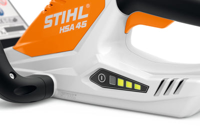 Dettaglio tagliasiepi STIHL HSA 45 con indicatore LED livello di carica