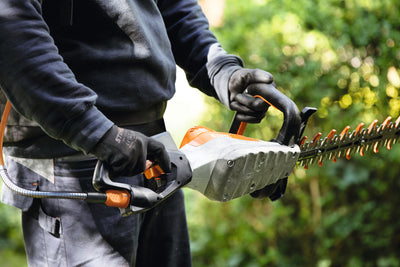 Stihl HSA 94 R in uso su siepe con impugnatura orientabile e sistema a batteria