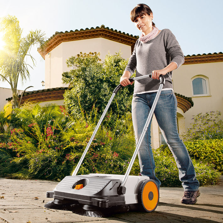 Utilizzo della spazzatrice manuale Stihl KG 550 su pavimentazione esterna