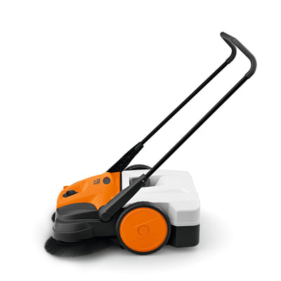 Stihl KG 770 spazzatrice manuale vista laterale con ruote guida