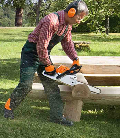 Motosega Stihl MS 231 C-BE in uso su tronco