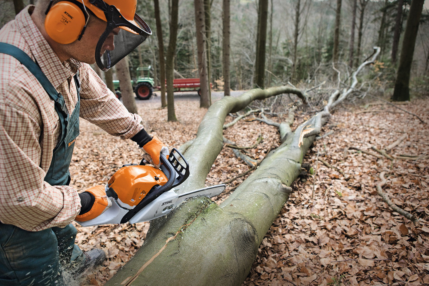 Operatore al taglio legna con motosega STIHL MS 391