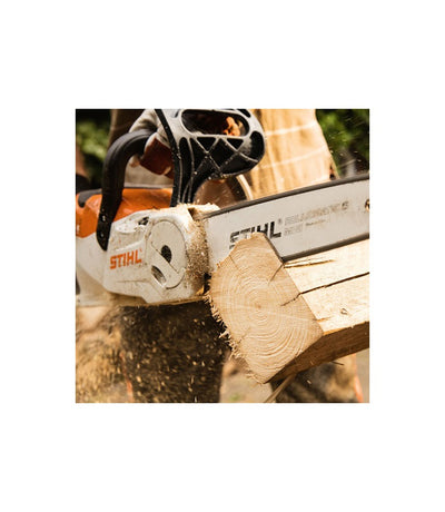 Motosega a batteria Stihl MSA 140 C-B in utilizzo su legno