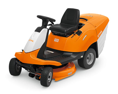 Trattorino da giardino Stihl RT 4082 con piatto di taglio e cesto di raccolta