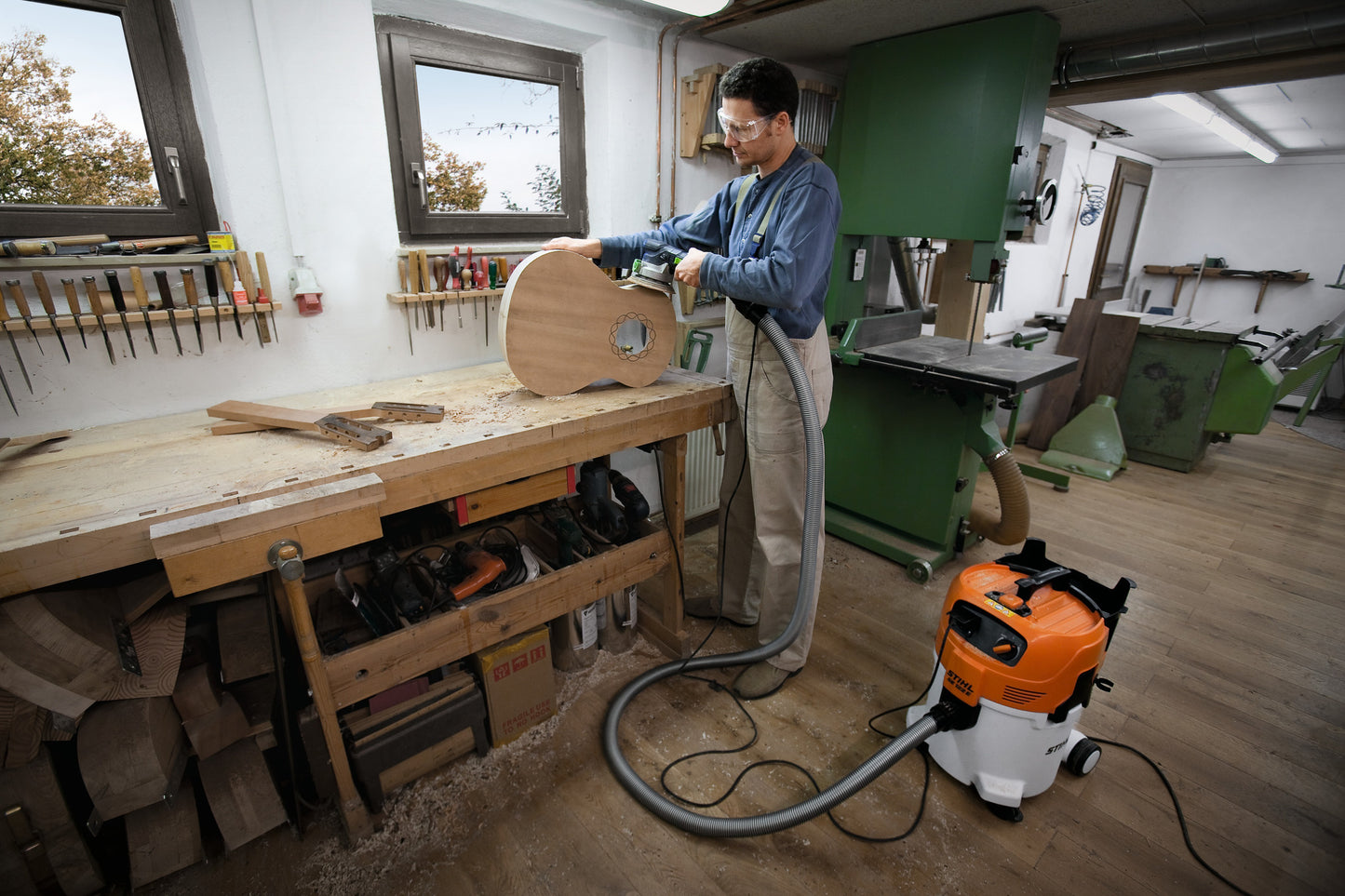 STIHL SE 122 E aspiratore a umido e secco collegato a utensile per aspirazione polveri in laboratorio