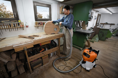 STIHL SE 122 E aspiratore a umido e secco collegato a utensile per aspirazione polveri in laboratorio