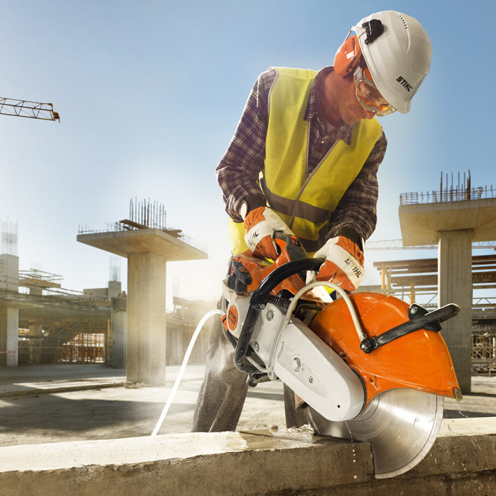 Utilizzo della troncatrice STIHL TS 500i in edilizia con controllo dell’acqua per il taglio