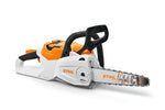 Motosega STIHL MSA 80 C-B in azione su tronco