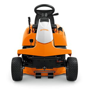 Dettaglio del volante e dei controlli del trattorino STIHL RT 4082