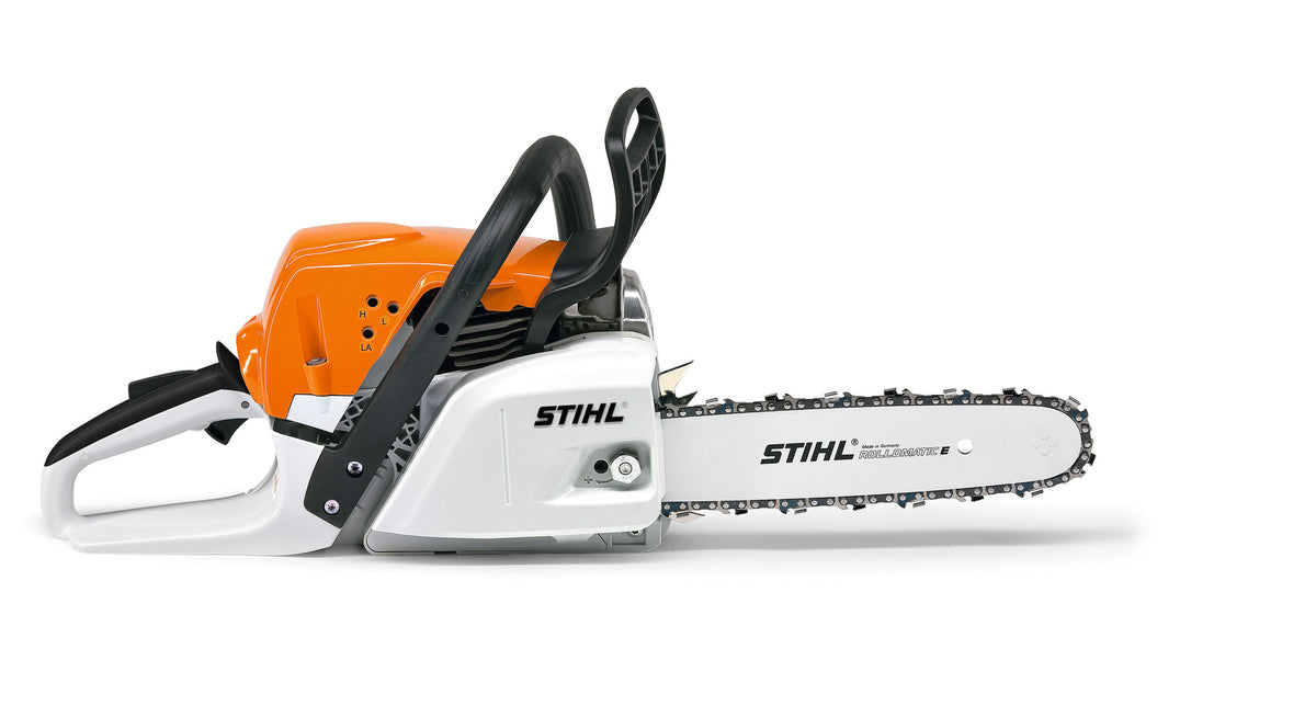 Motosega STIHL MS 231 in azione durante il taglio di un tronco