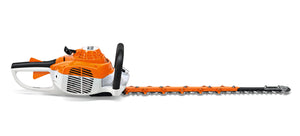 Tagliasiepi STIHL HS 56 CE in uso da un operatore