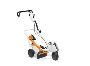 Carrello guida FW 20 di Stihl utilizzato con una troncatrice, garantisce tagli precisi e al millimetro.