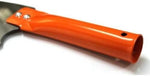 Manico arancione per attrezzo da giardinaggio, robusto e resistente, con foro per appendere. Ideale per zappe, pale e altri strumenti, garantisce una presa sicura e confortevole. Accessorio essenziale per lavori di giardinaggio e agricoltura.