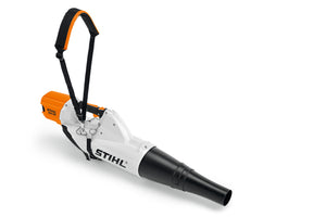 Sistema di sostegno con tracolla Stihl per BGA 85, ottimizzato con batteria in vista