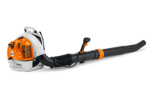 Vista laterale del soffiatore spalleggiato Stihl BR 450 CEF con sistema di avviamento Elektrostart
