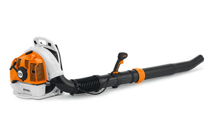 Vista frontale del soffiatore spalleggiato Stihl BR 450 con design ergonomico