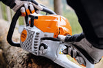 Motosega STIHL MS 261 C-M in posizione laterale