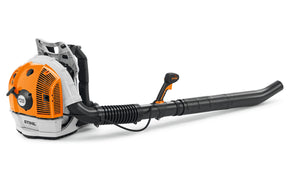 Visuale del soffiatore spalleggiato STIHL BR 600 con design robusto e spallacci ergonomici