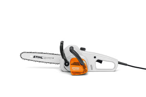Motosega Stihl MSE 141 C-Q in azione su tronco