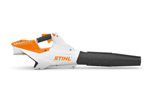 Vista laterale del soffiatore a batteria STIHL BGA 86 su prato