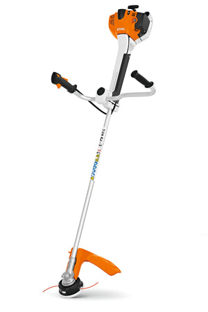 Decespugliatore STIHL FS 411 C-EM in azione, dettaglio del manico e sistema di taglio